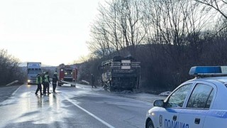 Автобус на голяма пловдивска превозваческа фирма изгоря изцяло на Подбалканския