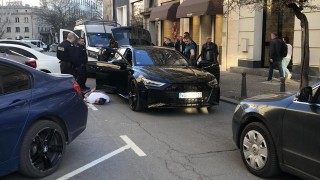 Задържаха двама души при акция в центъра на София съобщават