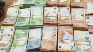Недекларирана валута за близо 430 000 лева откриха митническите служители