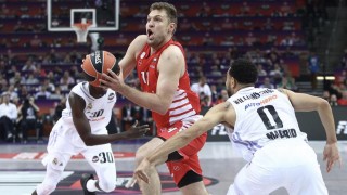 Българският национал Александър Везенков се контузи при поражението на неговия