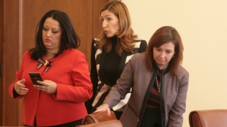 Сериозни и отговорни хора сме, оставаме на пост, уверяват министрите на Борисов