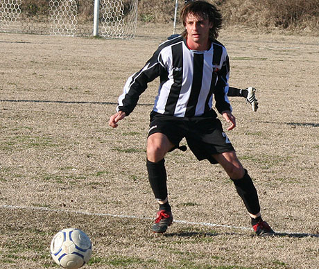 Локо (Пд) подписва с Том