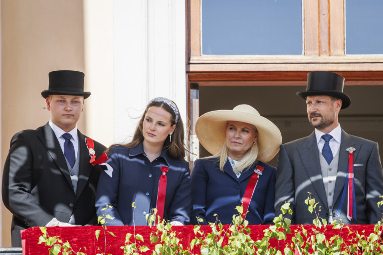 Принц Свере Магнус, принцеса Ингрид Александра и родителите им принцеса Мете-Марит и принц Хокон