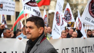 Десетки привърженици на партия МЕЧ се събраха на протест пред