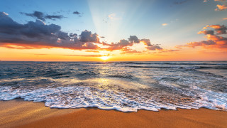 Слънцето всъщност излъчва енергия на всички дължини на вълната от