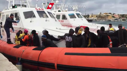 Лодка с бежанци потъна край Либия, десетки се смятат за мъртви 