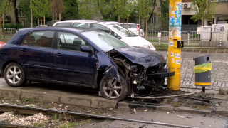 Шофьорка с над 3,4 промила се заби в стълб в София