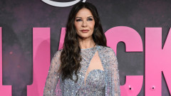 Катрин Зита-Джоунс в изрязана рокля за премиерата на последния си филм Kill Jackie