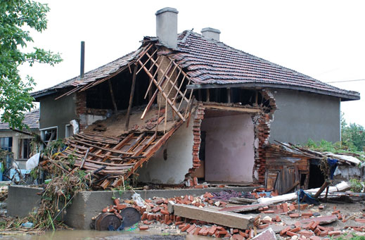 25 къщи без покрив след торнадо в Цар Калоян