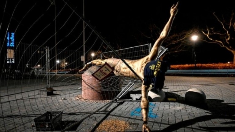 Този път вандалите успяха - статуята на Ибрахимович беше съборена