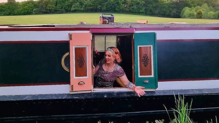 34-годишната британка, която живее на лодка по каналите на Англия