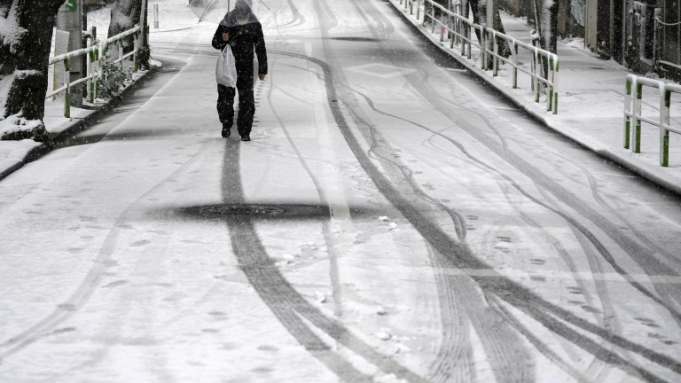 Най-малко трима души загинаха при обилен снеговалеж в Северозападна Япония,