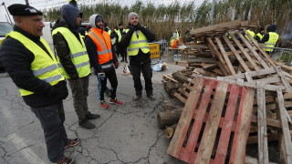Протестиращи във Франция разгневени от по високите акцизи върху горивата са