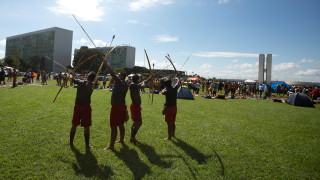 Хиляди коренни жители протестираха в бразилската столица за да защитят
