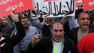 Протестиращи запалиха централата на  „Мюсюлмански братя” в Кайро