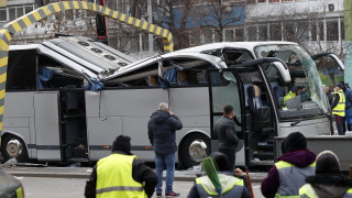 Автобус превозващ 47 гръцки граждани се блъсна в лента за