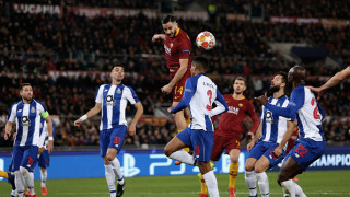 Гръцкият защитник на Рома Костас Манолас нападна съдията Джунейт Чакър