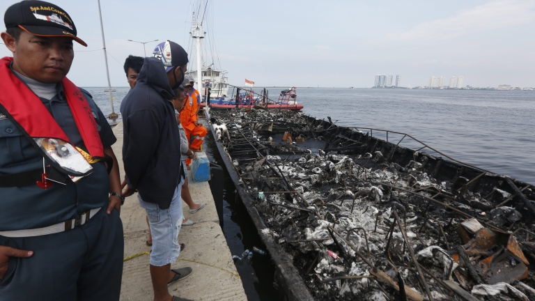 Арестуваха капитана на запалилия се ферибот в Индонезия