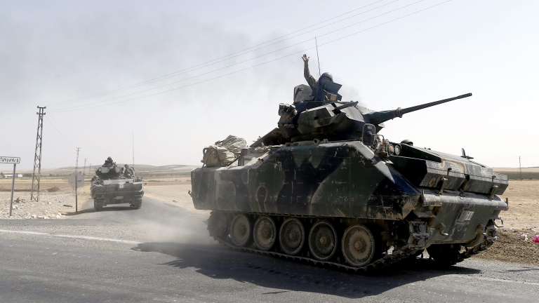Подкрепяните от Турция сирийски бунтовници се устремиха към Манбидж, контролиран от кюрдите
