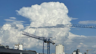 Двама младежи се качиха на 50-метров строителен кран. Арестуваха ги