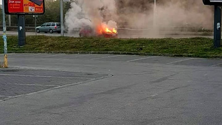 Кола пламна в движение в Пловдив