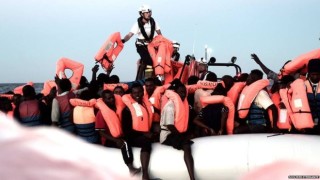 Спасителен кораб превозващ 629 мигранти стои изоставен в Средиземно море