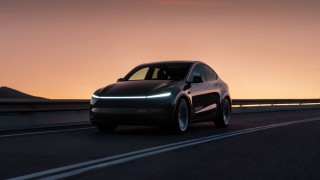 Tesla официално стартира пилотната си програма за роботизирани таксита в