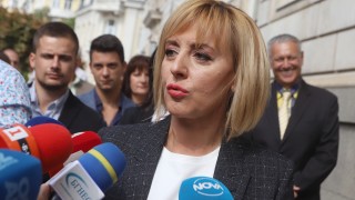 Зад мен стоят гражданите, не олигарсите, отсече Манолова