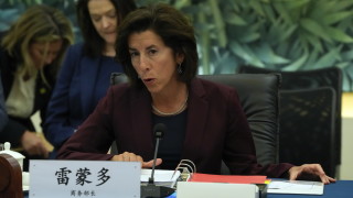 Министърът на търговията на САЩ Джина Раймондо и нейният китайски