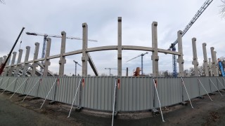 В интернет изобилства от снимки и видеа показващи напредъка на