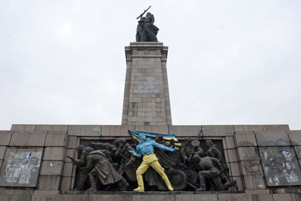 Русия поиска наказания за оцветения паметник