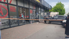 Възрастен шофьор отнесе двама пешеходци пред търговски център в кв. "Люлин" в София