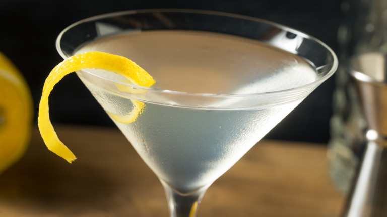 Коктейл Vesper – вдъхновен от Джеймс Бонд и кръстен на любимата му жена