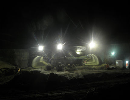 Трудови инспектори погнаха фирмата, прокопаваща тунела на АМ „Струма” 