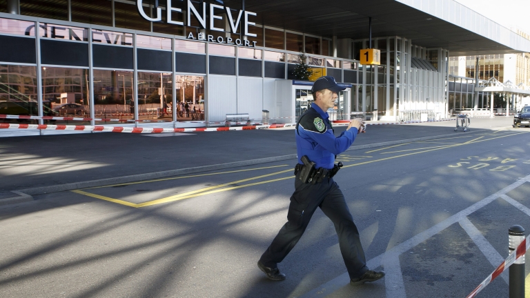 Активистите за промяна на климата блокираха частния терминал на летището