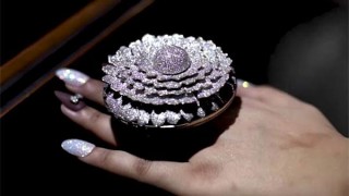 Пръстенът с най-много диаманти в света