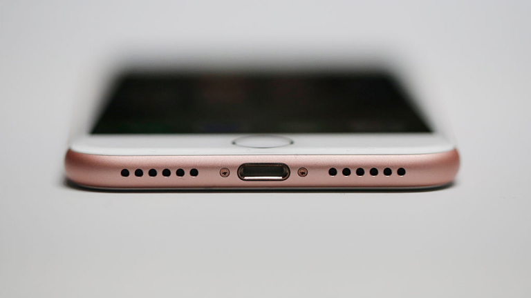 Apple ще поправи проблема с бавните телефони