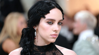 Били Айлиш е секси по бански