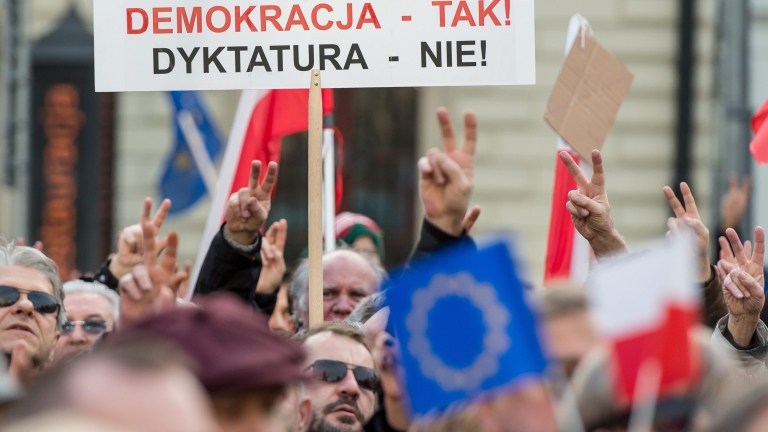Полско радио пуска химн в знак на протест