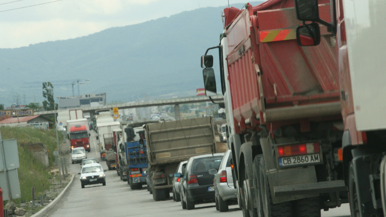 Четири катастрофи затрудняват трафика по Околовръстното в София