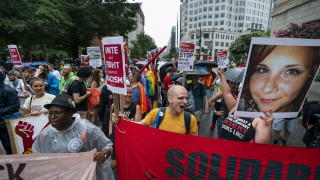 Няколко хиляди опонента на крайно десни организации се събраха близо до