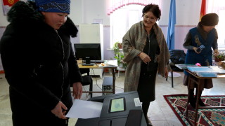 Предсрочни президентски избори и референдум за формата на управление ще