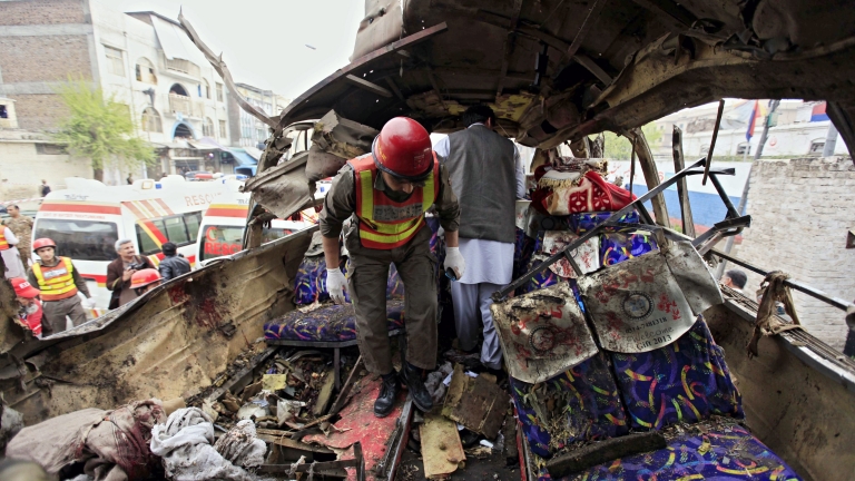 Бомба в автобус уби най-малко 16 чиновници в Пакистан 