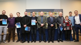 Временният президент на Българския футболен съюз Михаил Касабов връчи треньорските