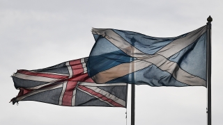 В събота десетки хиляди шотландци излязоха по улиците на Единбург