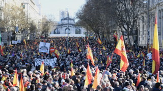 Хиляди протестираха в Мадрид срещу намалените присъди на каталунските сепаратисти 