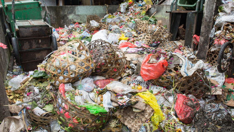 Спреният в Италия боклук бил краен продукт от третирането на пластмасата