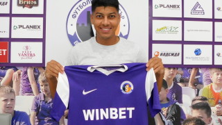 Френският полузащитник Шано Букхолда стана първият чужденец вкарал хеттрик в