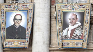 Папа Франциск направи светци две от най спорните фигури в Римокатолическата