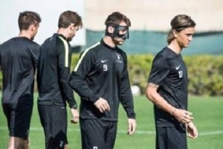 Бодуров с маска на Батман срещу Юнайтед